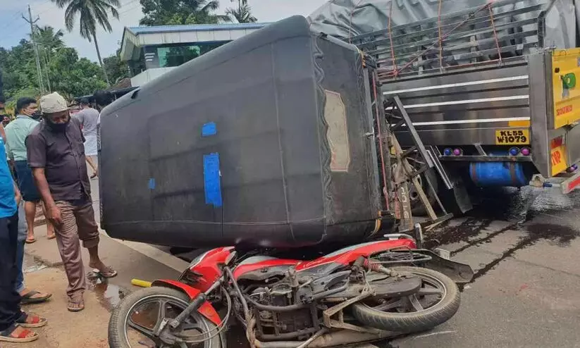 പരപ്പനങ്ങാടിയിൽ നാലുവാഹനങ്ങള് കൂട്ടിയിടിച്ച് മൂന്ന് പേര്ക്ക് പരിക്ക് പരപ്പനങ്ങാടിയിൽ നാലുവാഹനങ്ങള് കൂട്ടിയിടിച്ച് മൂന്ന് പേര്ക്ക് പരിക്ക്