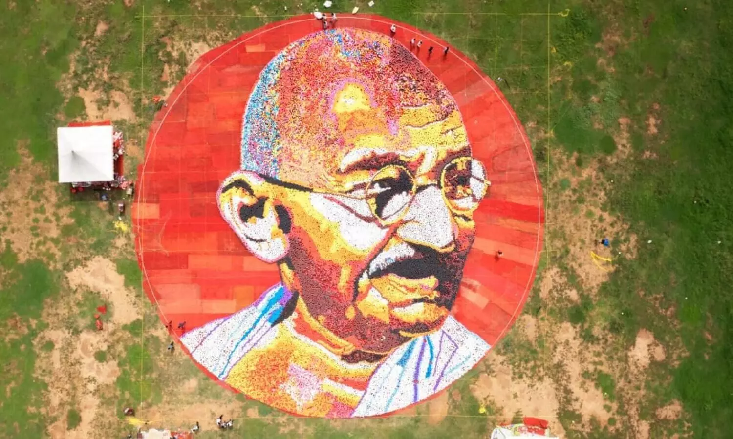 വീണ്ടും ഡാവിഞ്ചി സുരേഷ് വിസ്മയം; 152 ബലൂണുകളിൽ ഒരു ഗാന്ധി ചിത്രം