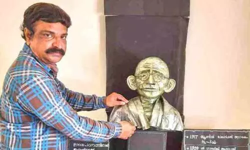 പത്രത്താൾകൊണ്ട് ഗാന്ധി പ്രതിമ