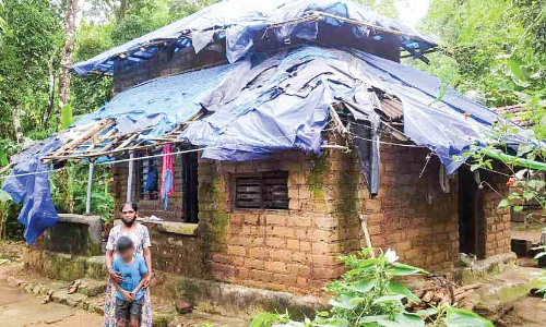 മഴ നനയാതെ ഉറങ്ങാൻ കൊതിച്ച്​ അഞ്ചംഗ കുടുംബം