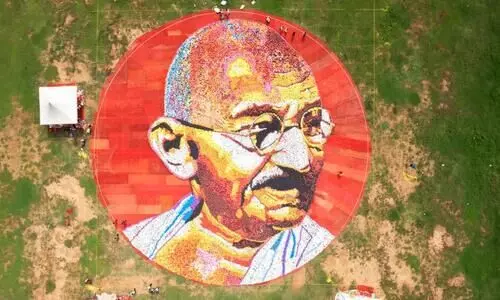 വീണ്ടും ഡാവിഞ്ചി സുരേഷ് വിസ്മയം; 152 ബലൂണുകളിൽ ഒരു ഗാന്ധി ചിത്രം