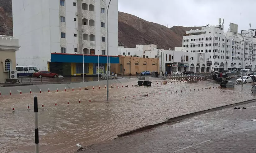 ഒമാനിൽ മഴ കനത്തു, വെള്ളപ്പൊക്കം, ഗതാഗതം മുടങ്ങി; ശഹീൻ ചുഴലിക്കാറ്റ്​​ തീരത്തിന്​ തൊട്ടരികിൽ