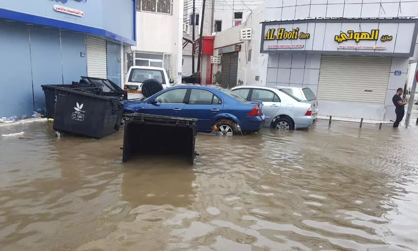 ഷഹീൻ ചുഴലിക്കാറ്റ്​: കരകയറാൻ കൈകോർത്ത്​...