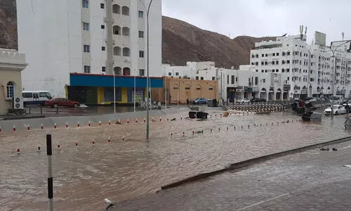 ഒമാനിൽ മഴ കനത്തു, വെള്ളപ്പൊക്കം, ഗതാഗതം മുടങ്ങി; ശഹീൻ ചുഴലിക്കാറ്റ് തീരത്തിന് തൊട്ടരികിൽ ഒമാനിൽ മഴ കനത്തു, വെള്ളപ്പൊക്കം, ഗതാഗതം മുടങ്ങി; ശഹീൻ ചുഴലിക്കാറ്റ് തീരത്തിന് തൊട്ടരികിൽ