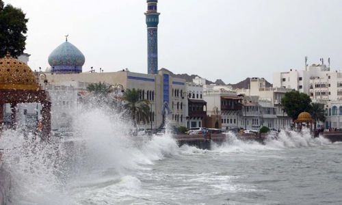 ശഹീൻ ചുഴലിക്കാറ്റ്​: ഖാബൂസ്​ സ്​ട്രീറ്റ്​ ഭാഗികമായി അടച്ചു, മത്രയിൽ ആളുകളെ ഒഴിപ്പിക്കുന്നത്​ തുടരുന്നു; ഒമാനിൽ വിമാന സർവിസ്​ പുനക്രമീകരിച്ചു