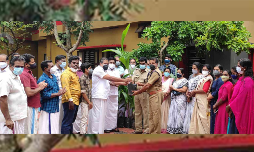 ഗാന്ധി കേരം പദ്ധതി തുടങ്ങി