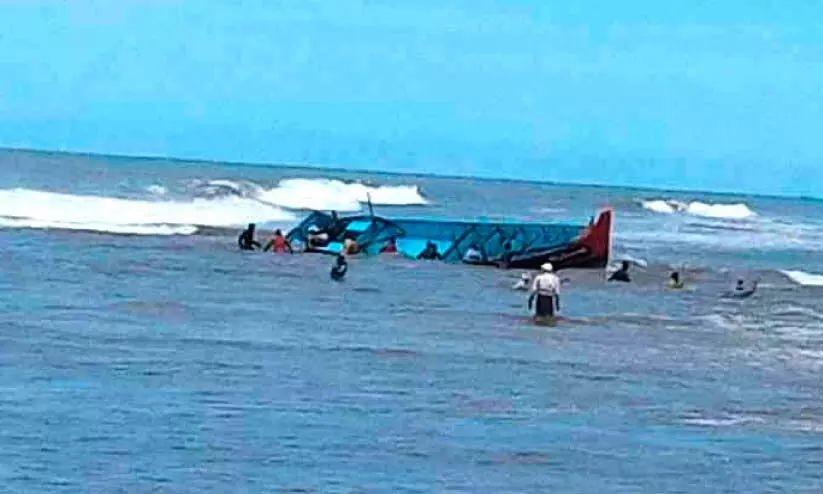 അജാനൂർ കടപ്പുറത്ത് തോണി മറിഞ്ഞ് രണ്ടുപേർക്ക് പരിക്ക്