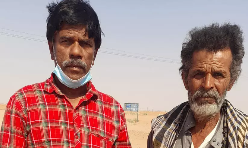 പുറംലോകം കണ്ടിട്ട് എട്ടു വർഷം; ആടുകൾക്കൊപ്പം രണ്ട് ആന്ധ്ര സ്വദേശികൾ മരുഭൂമിയിൽ പുറംലോകം കണ്ടിട്ട് എട്ടു വർഷം; ആടുകൾക്കൊപ്പം രണ്ട് ആന്ധ്ര സ്വദേശികൾ മരുഭൂമിയിൽ