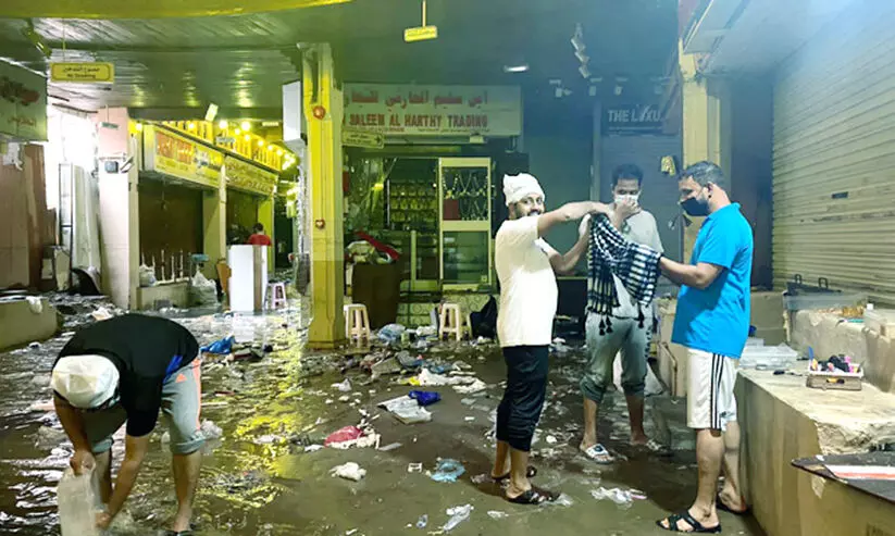 ഗോഡൗണുകളുടെ മേല്‍ക്കൂരകള്‍ പാറിപ്പോയി