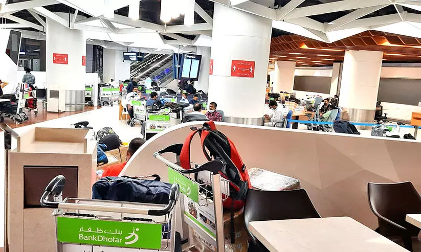 മ​സ്​​ക​ത്ത്​ വി​മാ​ന​ത്താ​വ​ള​ത്തി​ൽ കു​ടു​ങ്ങി​യ​ത്​ മ​ല​യാ​ളി​ക​ള​ട​ക്കം 200 യാ​ത്ര​ക്കാ​ർ