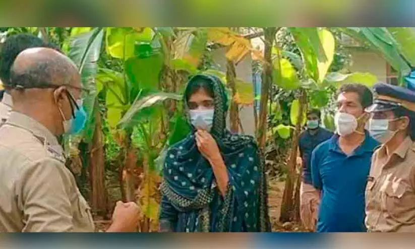 ഇരട്ടക്കുട്ടികളെ കിണറ്റിലെറിഞ്ഞ് കൊന്ന മാതാവിനെ വീട്ടിലെത്തിച്ച് തെളിവെടുത്തു ഇരട്ടക്കുട്ടികളെ കിണറ്റിലെറിഞ്ഞ് കൊന്ന മാതാവിനെ വീട്ടിലെത്തിച്ച് തെളിവെടുത്തു