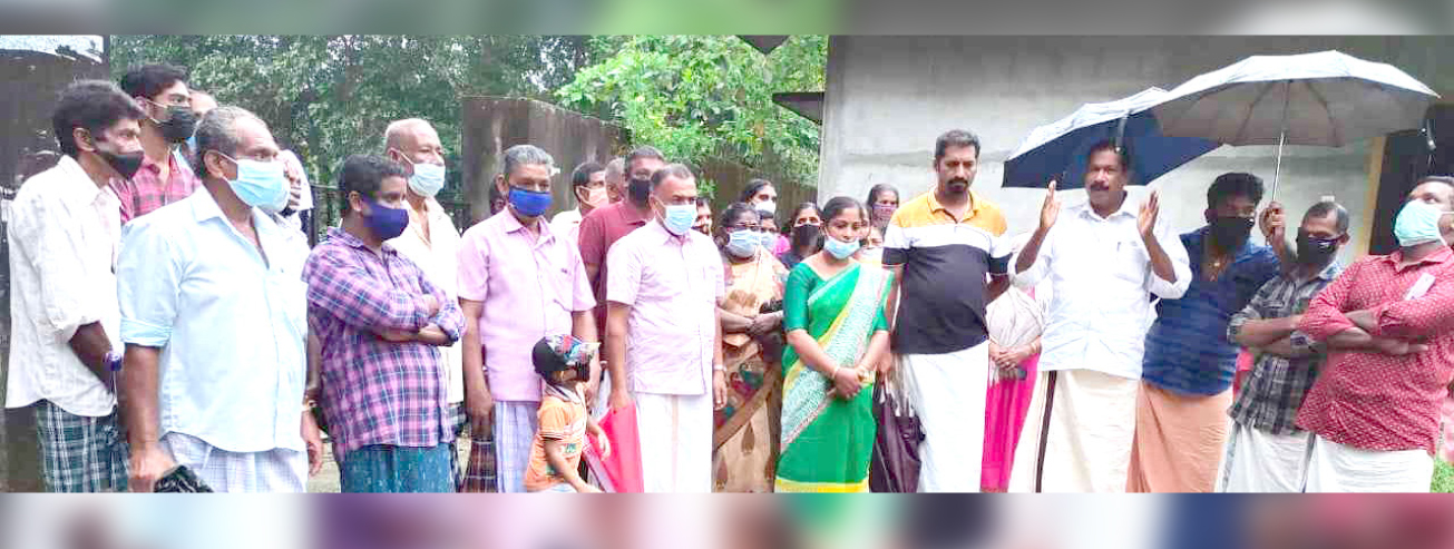 കോവിഡ് ബാധിച്ച് മരിച്ചയാളുടെ മൃതദേഹം മാനദണ്ഡം പാലിക്കാതെ സംസ്കരിച്ചത് വിവാദമായി കോവിഡ് ബാധിച്ച് മരിച്ചയാളുടെ മൃതദേഹം മാനദണ്ഡം പാലിക്കാതെ സംസ്കരിച്ചത് വിവാദമായി