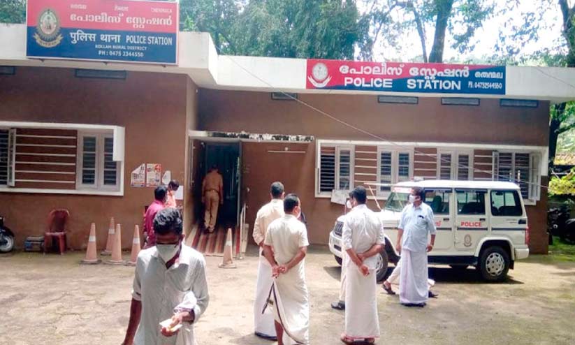 നീ കറുത്തവനല്ലേ... രാത്രി എങ്ങനെ തിരിച്ചറിയും; സി.െഎ.ടി.യു നേതാവിനെ നിറംപറഞ്ഞ് സി.െഎ അധിക്ഷേപിച്ചതായി പരാതി നീ കറുത്തവനല്ലേ... രാത്രി എങ്ങനെ തിരിച്ചറിയും; സി.െഎ.ടി.യു നേതാവിനെ നിറംപറഞ്ഞ് സി.െഎ അധിക്ഷേപിച്ചതായി പരാതി