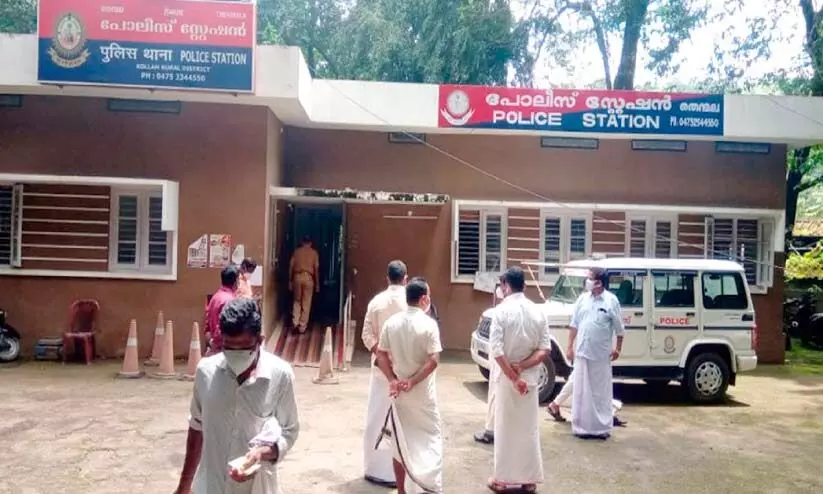 നീ കറുത്തവനല്ലേ... രാത്രി എങ്ങനെ തിരിച്ചറിയും; സി.െഎ.ടി.യു നേതാവിനെ നിറംപറഞ്ഞ് സി.െഎ അധിക്ഷേപിച്ചതായി പരാതി നീ കറുത്തവനല്ലേ... രാത്രി എങ്ങനെ തിരിച്ചറിയും; സി.െഎ.ടി.യു നേതാവിനെ നിറംപറഞ്ഞ് സി.െഎ അധിക്ഷേപിച്ചതായി പരാതി