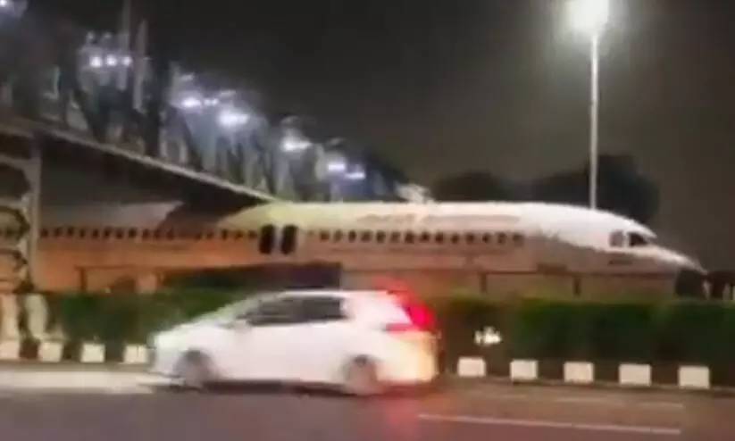 delhi fligh stuck bridge