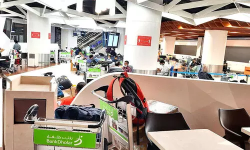 മ​സ്​​ക​ത്ത്​ വി​മാ​ന​ത്താ​വ​ള​ത്തി​ൽ കു​ടു​ങ്ങി​യ​ത്​ മ​ല​യാ​ളി​ക​ള​ട​ക്കം 200 യാ​ത്ര​ക്കാ​ർ