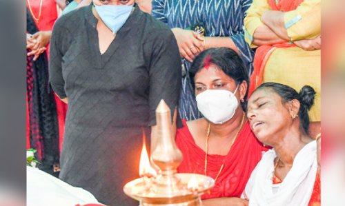 നി​ധി​ന​യു​ടെ കൊലപാതകം: ആ അമ്മ​െക്കെ ഹൃദയത്തോട്​ ചേർത്തുപിടിച്ച്​ ഡോ. സ്യൂ ആൻ