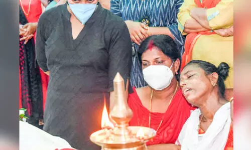 നി​ധി​ന​യു​ടെ കൊലപാതകം: ആ അമ്മ​െക്കെ ഹൃദയത്തോട്​ ചേർത്തുപിടിച്ച്​ ഡോ. സ്യൂ ആൻ