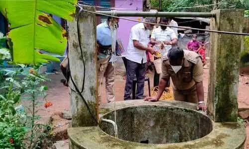 വീ​ട്ടി​നു​ള്ളി​ൽ ര​ക്ത​ത്തു​ള്ളി​ക​ൾ, സ്​​ത്രീ കി​ണ​റ്റി​ൽ വീ​ണു​മ​രി​ച്ച സം​ഭ​വ​ത്തി​ൽ ദു​രൂ​ഹ​ത; കി​ണ​ർ വ​റ്റി​ച്ച്​ പ​രി​ശോ​ധി​ച്ചു