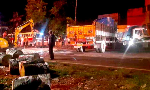 പുതിയകാവിൽ നിയന്ത്രണംവിട്ട ലോറി ഡിവൈഡറിൽ ഇടിച്ചുകയറി; മൂന്നുപേർക്ക് പരിക്ക്​