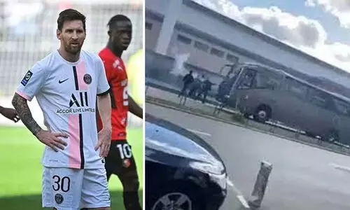 സ്​റ്റേഡിയത്തിന്​​ പുറത്ത് ആരാധകരുടെ കൂട്ടത്തല്ല്​; മെസ്സിയും സഹതാരങ്ങളും കാർ പാർക്കിങ്ങിൽ കുടുങ്ങി