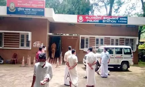 നീ ​ക​റു​ത്ത​വ​ന​ല്ലേ... രാ​ത്രി എ​ങ്ങ​നെ തി​രി​ച്ച​റി​യും;   സി.​െഎ.ടി.യു നേതാവിനെ നിറംപറഞ്ഞ്​ സി.​െഎ ​ അധിക്ഷേപിച്ചതായി പരാതി