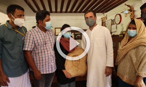 രാഹുൽ ​ഗാന്ധിക്ക് പൈറോ​ഗ്രഫി ചിത്രം കൈമാറി വുഡ്ബേണിങ് ആർട്ടിലൂടെ മികവ് തെളിയിച്ച ആയിഷ