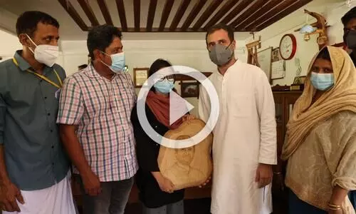 രാഹുൽ ​ഗാന്ധിക്ക് പൈറോ​ഗ്രഫി ചിത്രം കൈമാറി വുഡ്ബേണിങ് ആർട്ടിലൂടെ മികവ് തെളിയിച്ച ആയിഷ