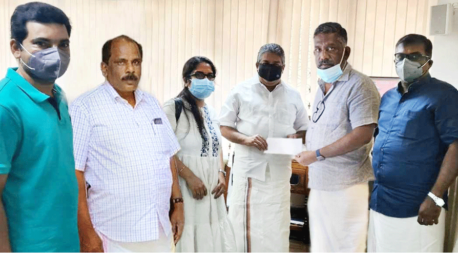 വിദ്യാകിരണം പദ്ധതിയിലേക്ക് ബഹ്റൈൻ പ്രതിഭ തുക കൈമാറി വിദ്യാകിരണം പദ്ധതിയിലേക്ക് ബഹ്റൈൻ പ്രതിഭ തുക കൈമാറി