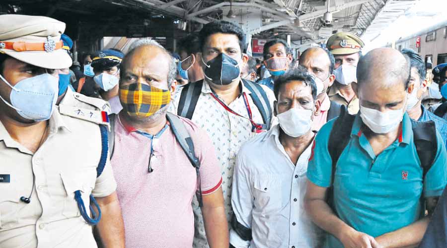 സ്വർണജയന്തി എക്സ്പ്രസിലെ കവർച്ച: മൂന്ന് കൊൽക്കത്ത സ്വദേശികൾ അറസ്റ്റിൽ സ്വർണജയന്തി എക്സ്പ്രസിലെ കവർച്ച: മൂന്ന് കൊൽക്കത്ത സ്വദേശികൾ അറസ്റ്റിൽ