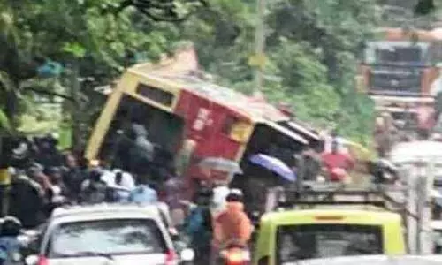 ഓട്ടോയിലിടിച്ച് കെ.എസ്.ആർ.ടി.സി ബസ് മറിഞ്ഞു; 11 പേർക്ക് പരിക്ക്