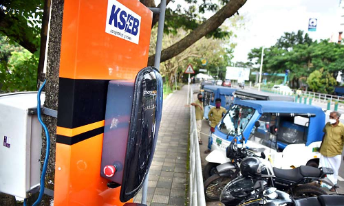 വാ​ഹ​ന​ങ്ങ​ൾ​ക്ക് ചാർജിങ്ങിന്​ ഇനി വൈദ്യുതി​ പോസ്​റ്റുകൾ
