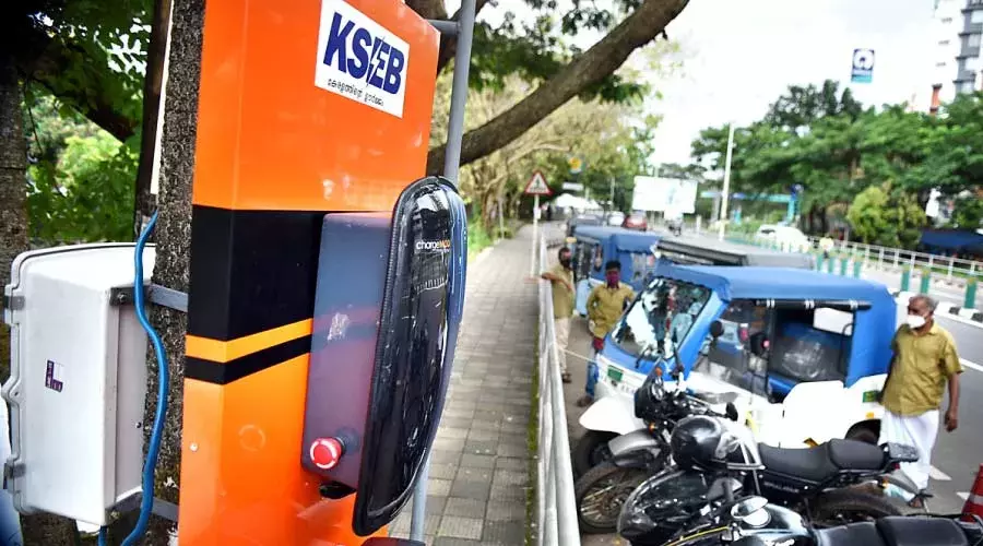 വാ​ഹ​ന​ങ്ങ​ൾ​ക്ക് ചാർജിങ്ങിന്​ ഇനി വൈദ്യുതി​ പോസ്​റ്റുകൾ