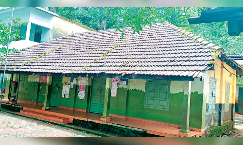 പടിക്കൽ സ്‌കൂൾ പൊളിക്കു​ന്നു; പു​തി​യ സ്ഥ​ലം ക​ണ്ടെ​ത്താ​നാ​വാ​തെ അ​ധി​കൃ​ത​ർ