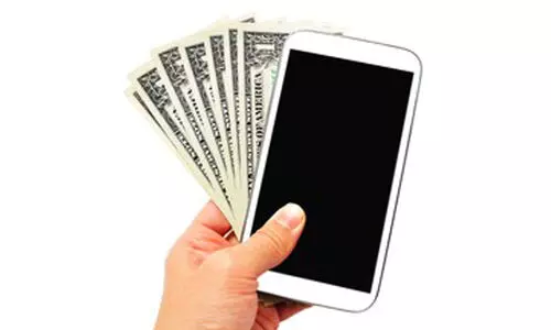 വിദ്യാർഥികളുടെ കാണാതായ ഫോണുകളും പണവും തിരിച്ചുനൽകി വനപാലകൻ