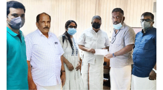 വി​ദ്യാ​കി​ര​ണം പ​ദ്ധ​തി​യി​ലേ​ക്ക്  ബ​ഹ്​​റൈ​ൻ പ്ര​തി​ഭ തു​ക കൈ​മാ​റി