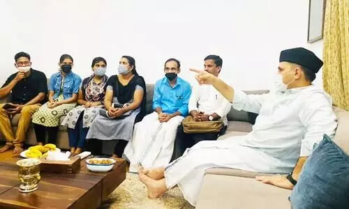 ജപ്​തി ഒഴിവായി; പാലായിൽ നിന്നും പാണക്കാ​​​േട്ടക്കുള്ള സ്​നേഹദൂരം താണ്ടി ബിന്ദുവും കുടുംബവുമെത്തി