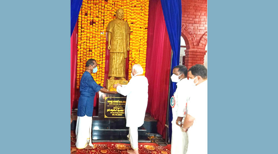 കേളപ്പജിയുടെ പൂർണകായ പ്രതിമ ഗവർണർ അനാച്ഛാദനം ചെയ്തു കേളപ്പജിയുടെ പൂർണകായ പ്രതിമ ഗവർണർ അനാച്ഛാദനം ചെയ്തു