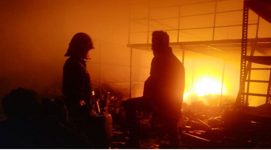 എൻജിൻ ഓയിൽ ഗോഡൗണിന് തീപിടിച്ചു കോടിയിലേറെ രൂപയുടെ നഷ്ടം എൻജിൻ ഓയിൽ ഗോഡൗണിന് തീപിടിച്ചു കോടിയിലേറെ രൂപയുടെ നഷ്ടം