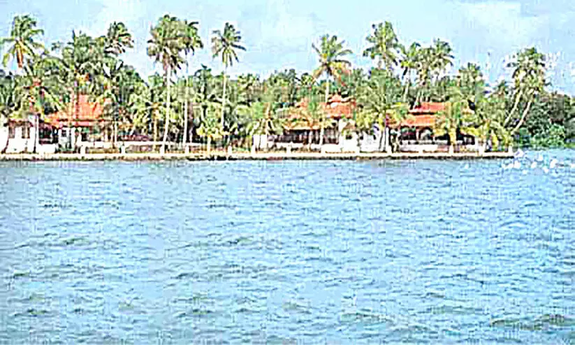 കായൽ വിനോദസഞ്ചാരത്തിന് സാധ്യത തുറന്ന് അരൂർ കായൽ വിനോദസഞ്ചാരത്തിന് സാധ്യത തുറന്ന് അരൂർ