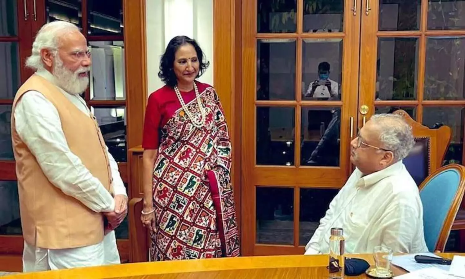 ആ ഇരിക്കുന്നതാണ്​ ഇന്ത്യയുടെ വാറൻ ബഫറ്റ്​; ഉത്തരം കണ്ടെത്തി നെറ്റിസൺസ്​