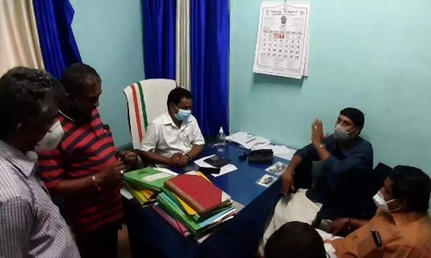 ലക്ഷങ്ങൾ വിലമതിക്കുന്ന യന്ത്രസാമഗ്രഹികൾ കടത്തുന്നുവെന്ന്​ ആരോപിച്ച്​ പ്രതിഷേധം