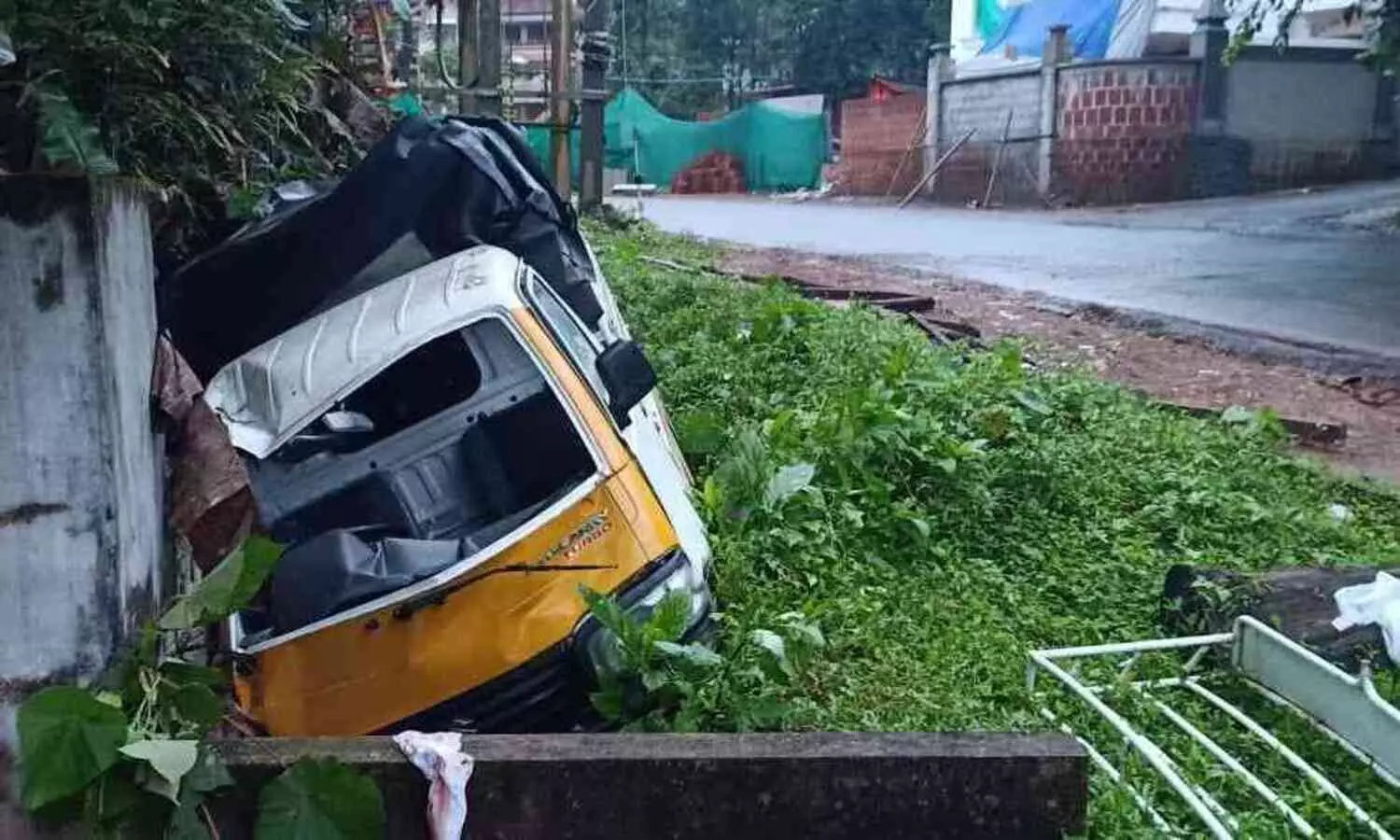 ഇരിക്കൂർ സംസ്ഥാന പാതയ്ക്ക് സമീപം  പിക്കപ്പ് ലോറി തോട്ടിലേക്ക്  മറിഞ്ഞു; രണ്ടു പേർക്ക് പരിക്ക്‌