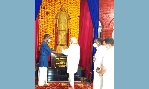 കേളപ്പജിയുടെ പൂർണകായ പ്രതിമ ഗവർണർ അനാച്ഛാദനം ചെയ്തു