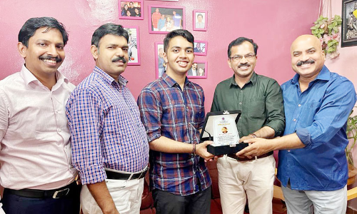 ചേ​ത​ൻ ജി​തേ​ഷി​ന്‌ ഫോ​ക്​ യാ​ത്ര​യ​യ​പ്പ്‌ ന​ൽ​കി