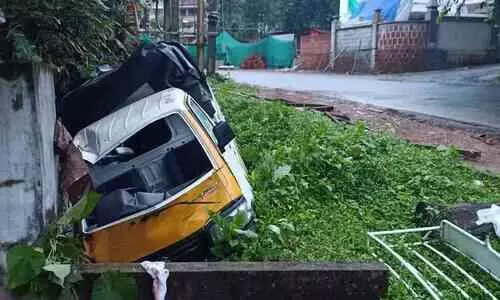 ഇരിക്കൂർ സംസ്ഥാന പാതയ്ക്ക് സമീപം  പിക്കപ്പ് ലോറി തോട്ടിലേക്ക്  മറിഞ്ഞു; രണ്ടു പേർക്ക് പരിക്ക്‌