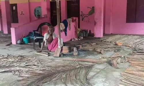 സ്കൂൾ തുറക്കുമ്പോൾ ചെല്ലപ്പനാശാരി വഴിയാധാരമാകും സ്കൂൾ തുറക്കുമ്പോൾ ചെല്ലപ്പനാശാരി വഴിയാധാരമാകും