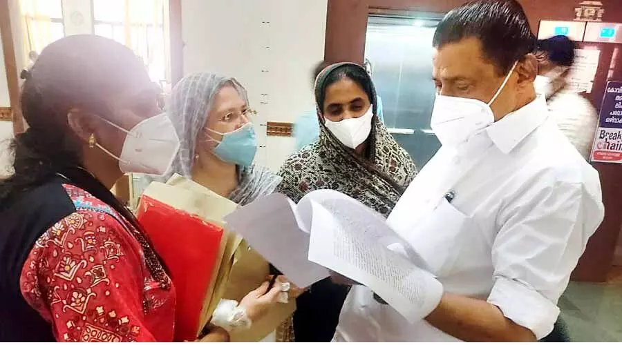 മഹിളാമാൾ സംരംഭകർ നീതിതേടി മുഖ്യമന്ത്രിയുടെ മുന്നിൽ മഹിളാമാൾ സംരംഭകർ നീതിതേടി മുഖ്യമന്ത്രിയുടെ മുന്നിൽ