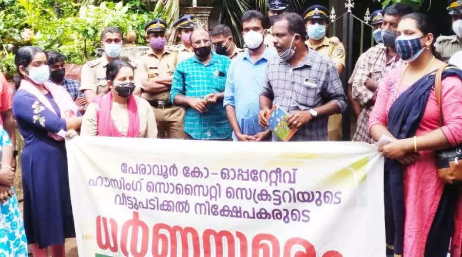 ഭവന നിർമാണ സൊസൈറ്റിയിലെ കോടികളുടെ തട്ടിപ്പ്: പ്രതിഷേധം ശക്തം ഭവന നിർമാണ സൊസൈറ്റിയിലെ കോടികളുടെ തട്ടിപ്പ്: പ്രതിഷേധം ശക്തം