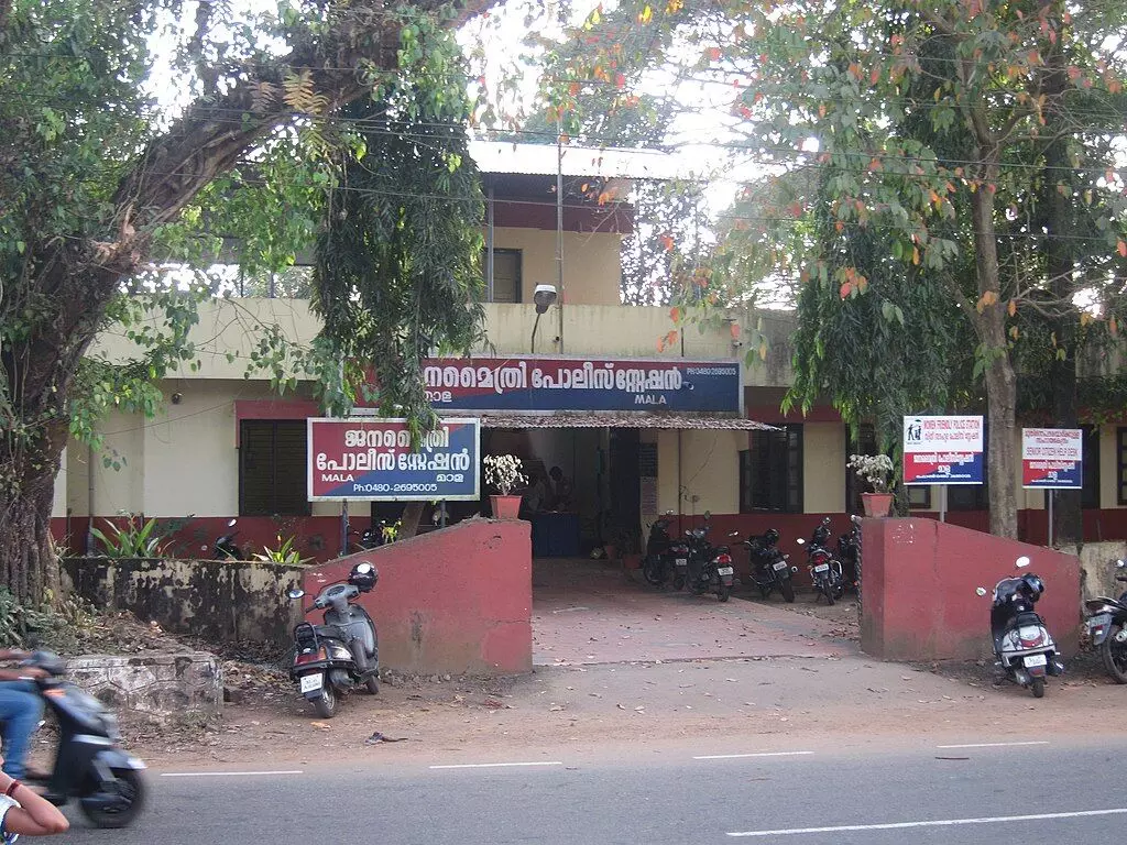 പൊലീസ് സ്റ്റേഷന് മുന്നിൽ കമിതാക്കളുടെ വീട്ടുകാർ തമ്മിൽ കൈയാങ്കളി; കേസെടുത്തു പൊലീസ് സ്റ്റേഷന് മുന്നിൽ കമിതാക്കളുടെ വീട്ടുകാർ തമ്മിൽ കൈയാങ്കളി; കേസെടുത്തു